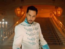 Зацепила меня, соблазнила меня - текст песни и слова